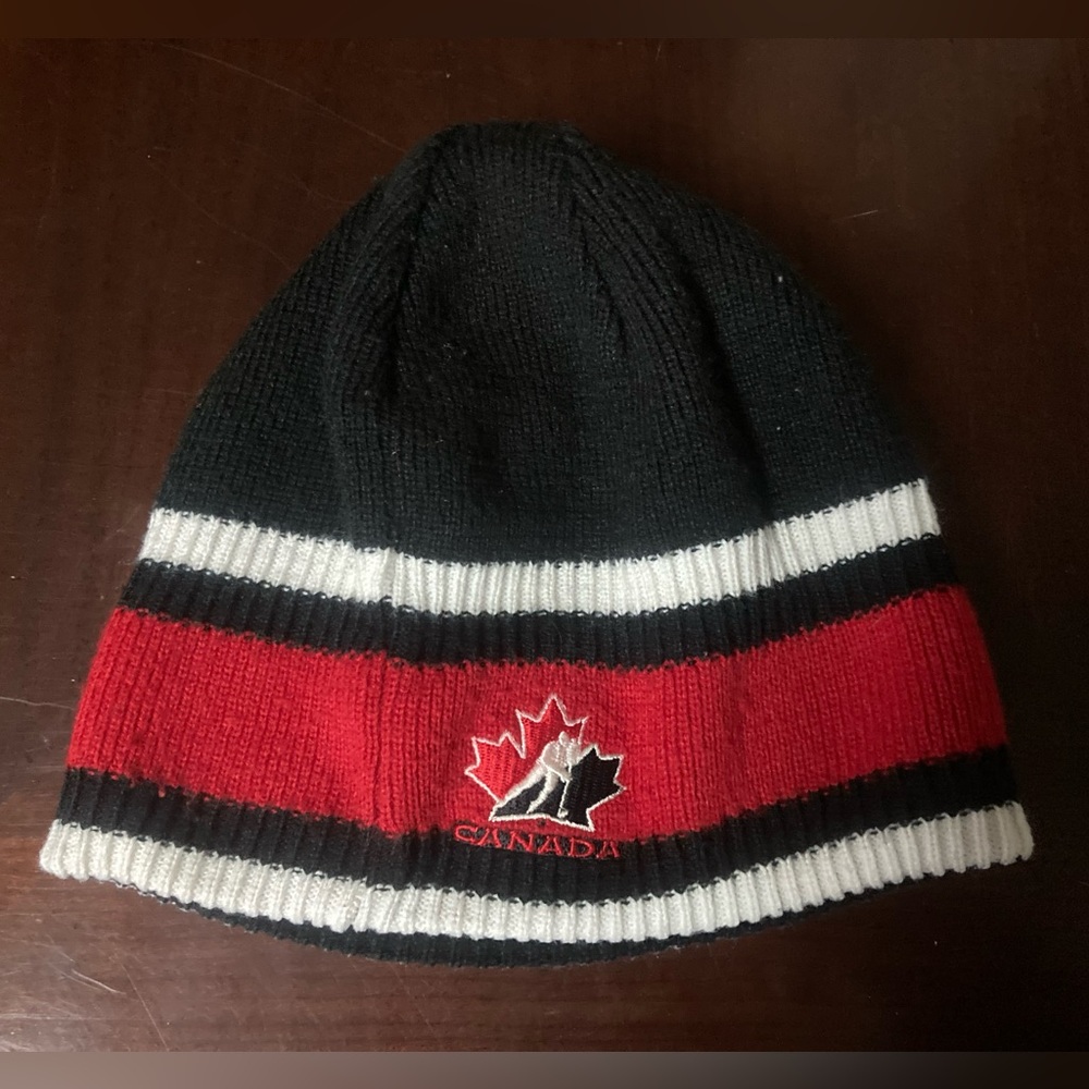 Nike Team Canada Kids Reversible Toque Beanie Winter Hat Stretch Fit White Black